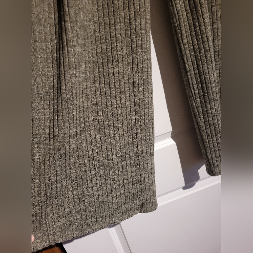 NWT **SET Dear Scarlett Women's Green Sweater Pant Set - Picture 3 of 6